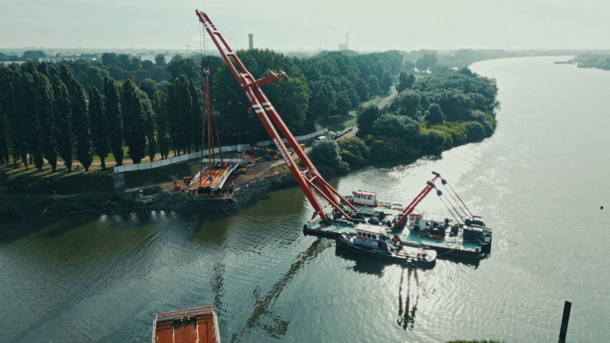 Schwimmkran beim Einhub der Brücke Entenwerder am Hamburger Billebogen
