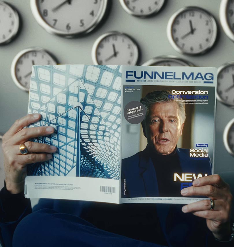 Nick Wilder mit dem Funnellab Magazin in einer Szene des Video Sales Letters