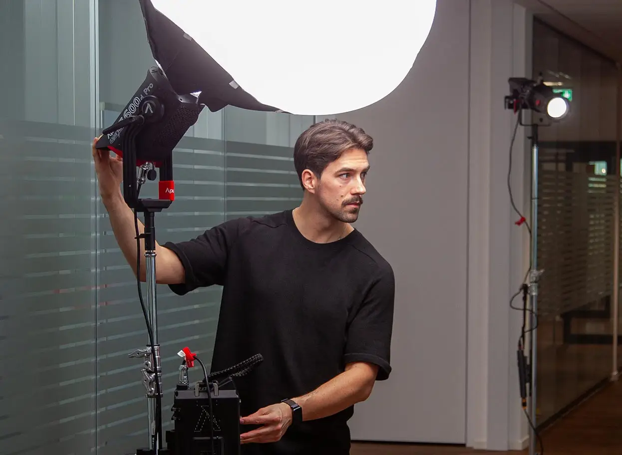 Stephan Zeller richtet die Beleuchtung bei einer Filmproduktion von Lichtzug ein