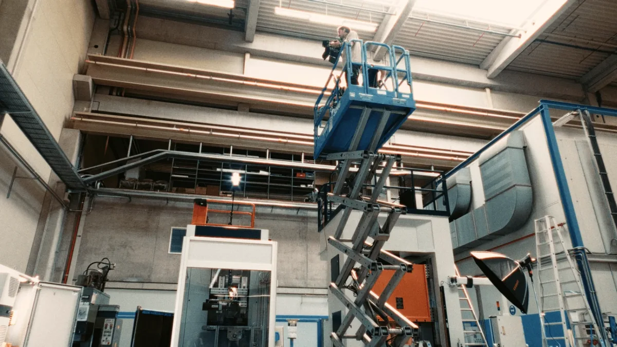 Filmproduktion mit Kamera und Hebebühne in einer Hamburger Industriehalle