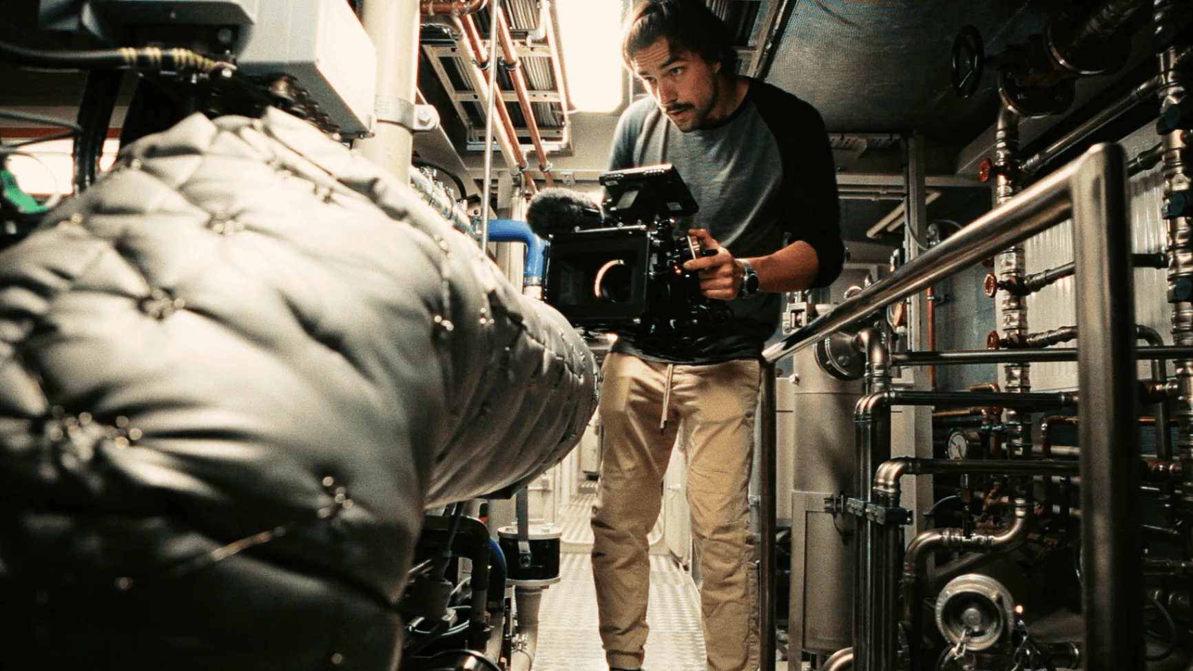 Kameramann von Lichtzug bei einer Industriefilmproduktion in einer technischen Anlage
