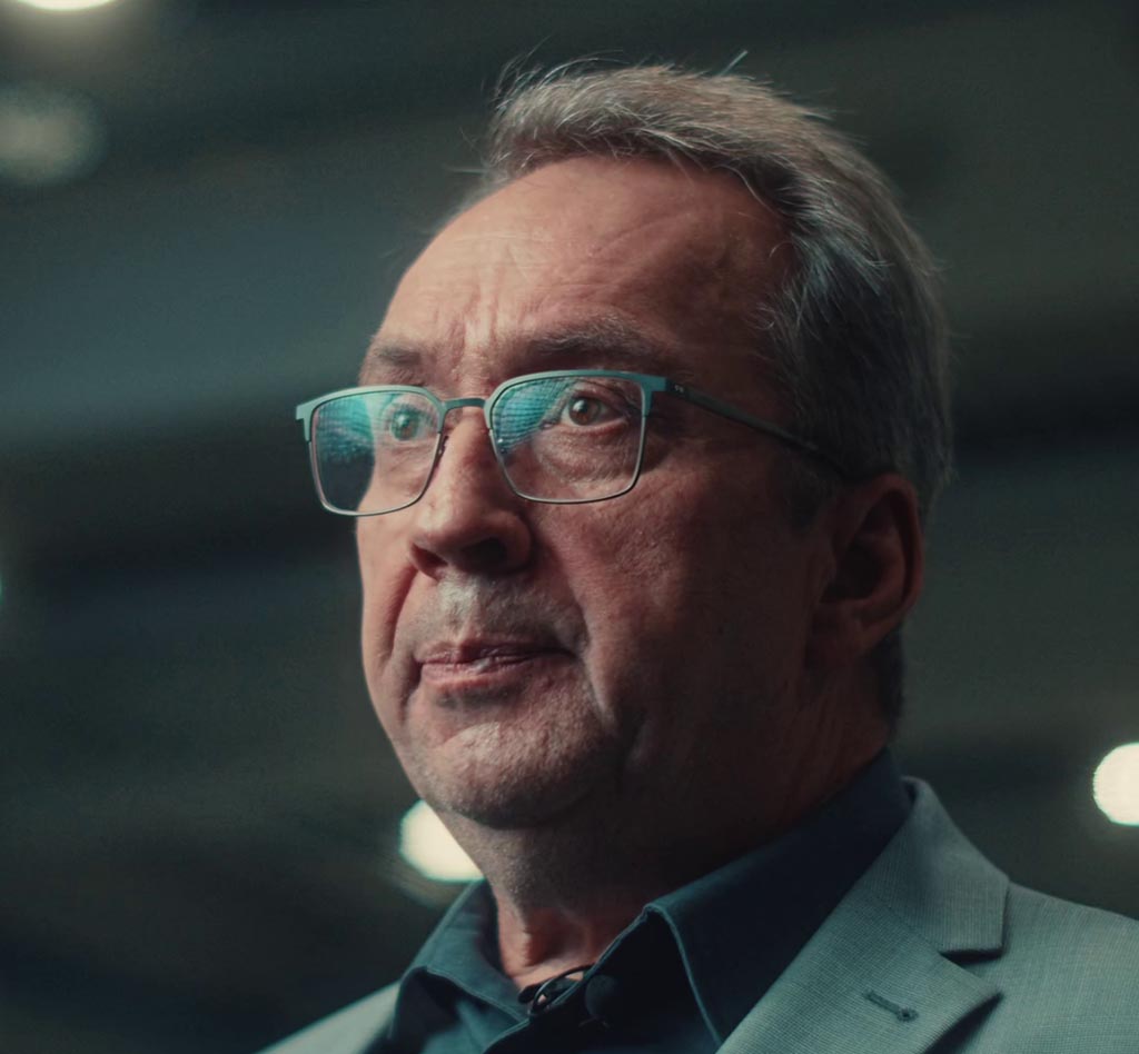 Gesprächspartner in einem Referenzfilm für ein Maschinenbauunternehmen