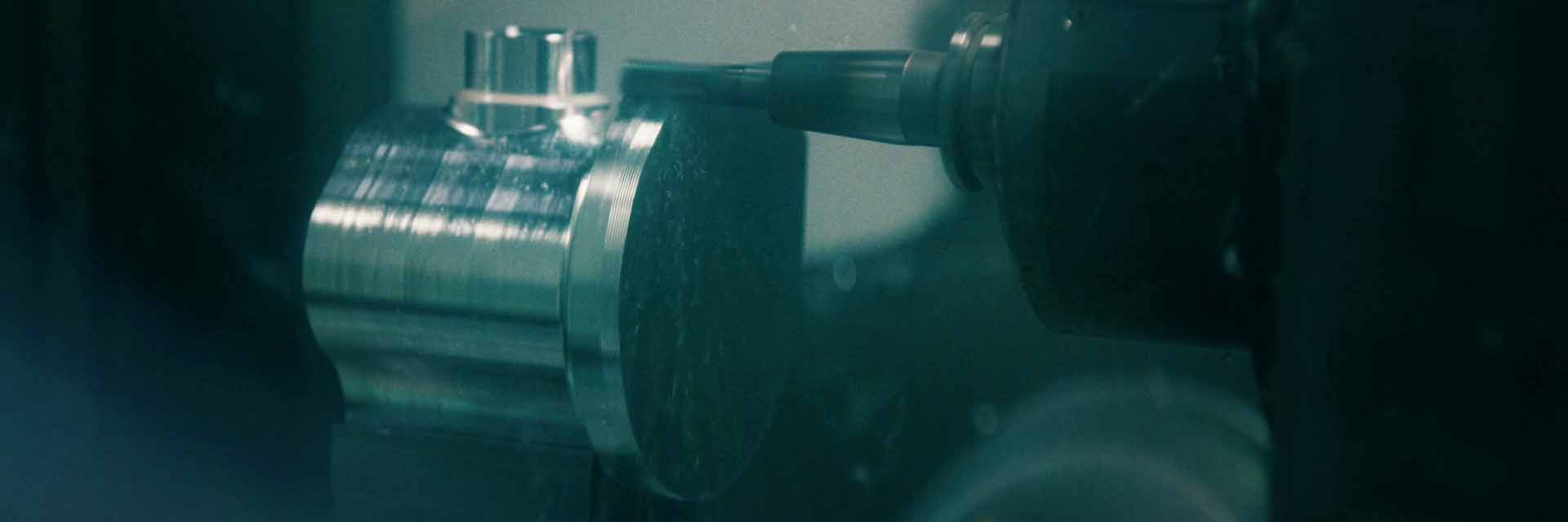 Metallisches Präzisionsbauteil während der Bearbeitung in einer Werkzeugmaschine