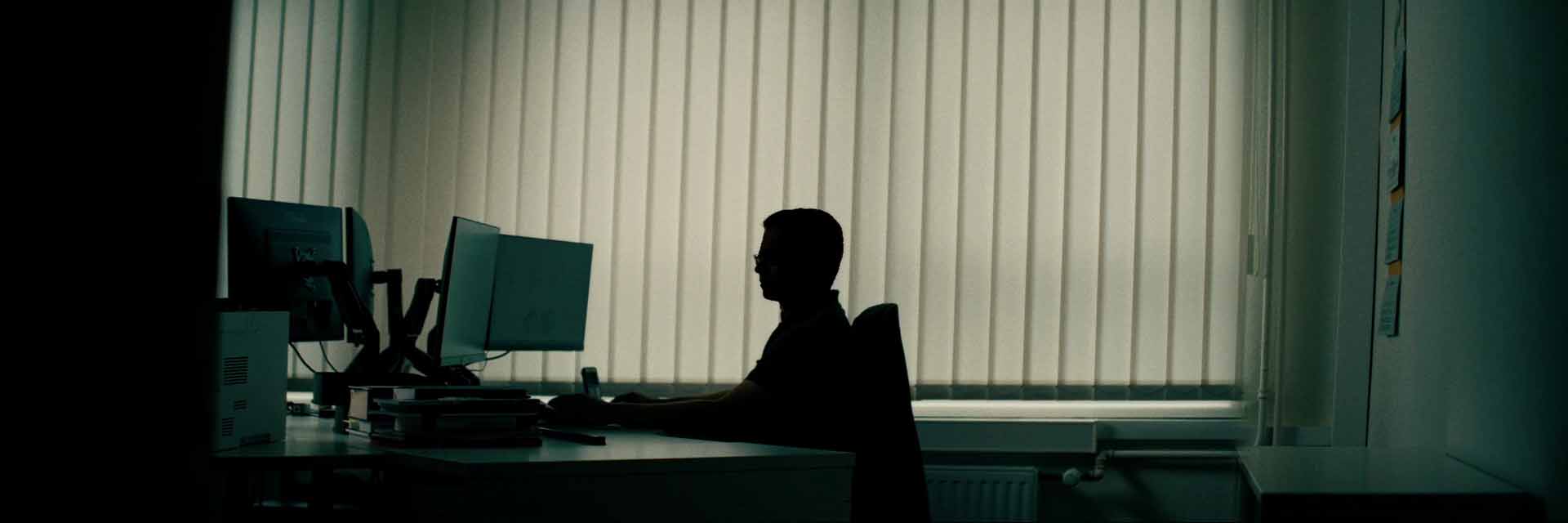 Mitarbeiter an einem technischen Bildschirmarbeitsplatz bei Behrens Feinwerktechnik