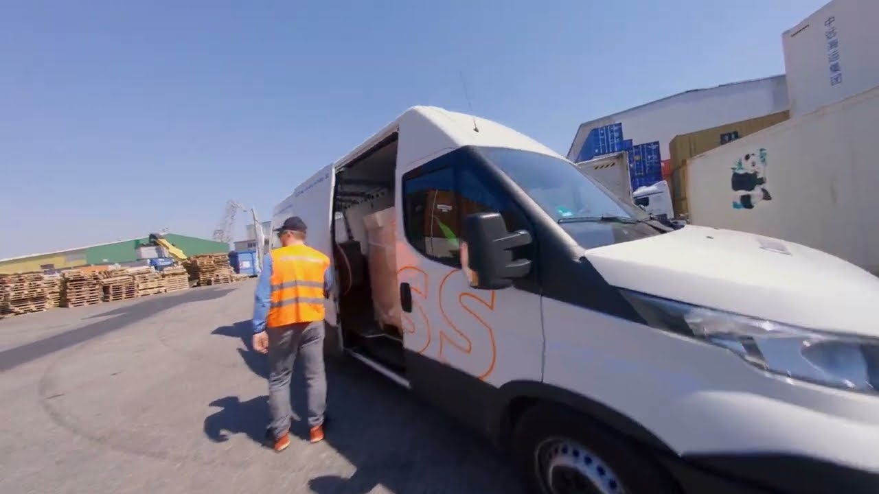 Vorschaubild des Videos: FPV-Drohnenflug in einer Industriehalle