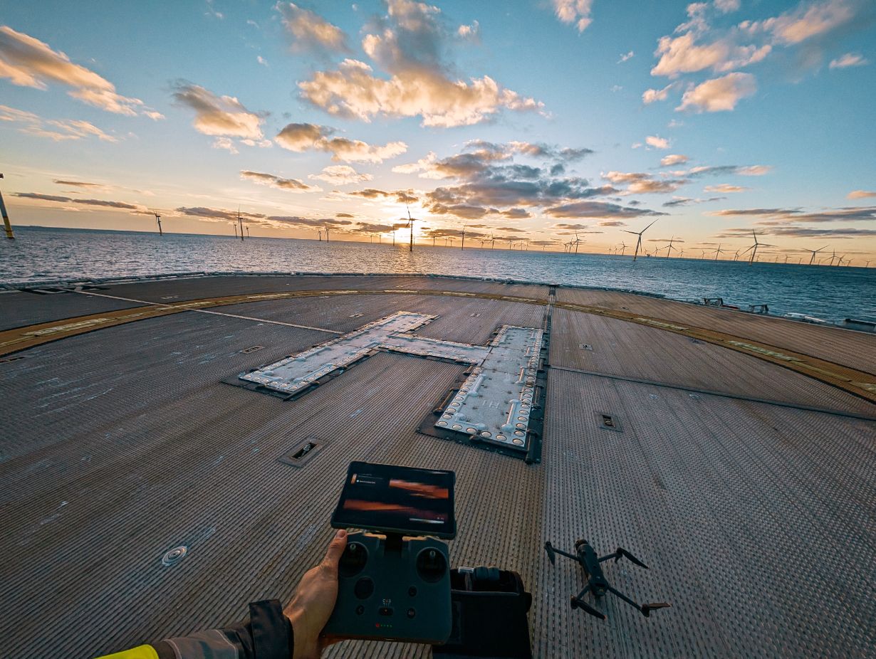 Drohne und Fernsteuerung auf dem Deck eines Offshore-Schiffs in einem Windpark