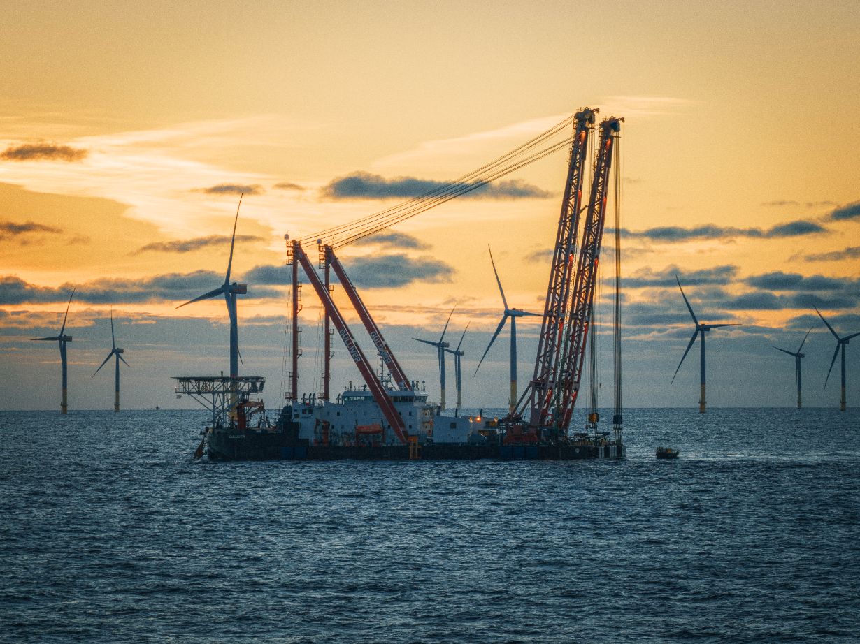 Arbeitsschiff bei der Demontage eines Messmastfundaments in einem Offshore-Windpark auf hoher See