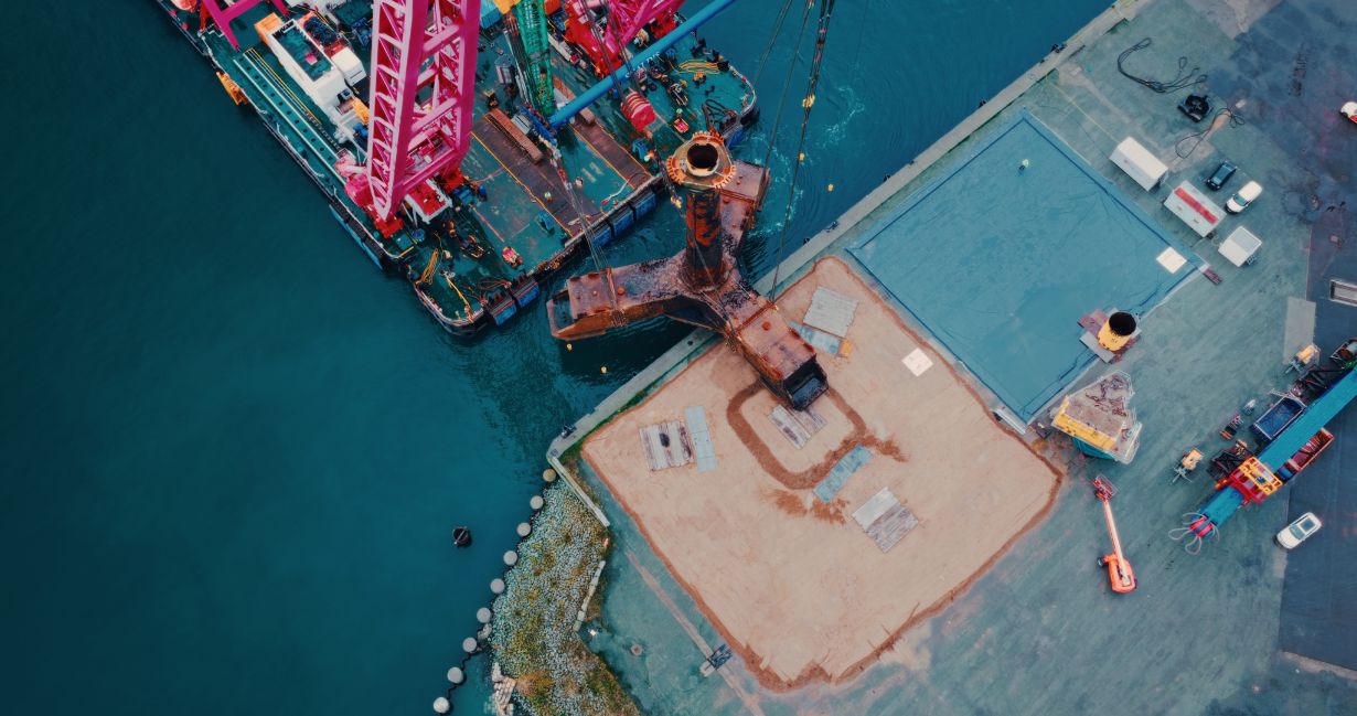 Drohnenaufnahme des Messmastfundaments beim Umschlag vom Arbeitsschiff im Hafen Mukran