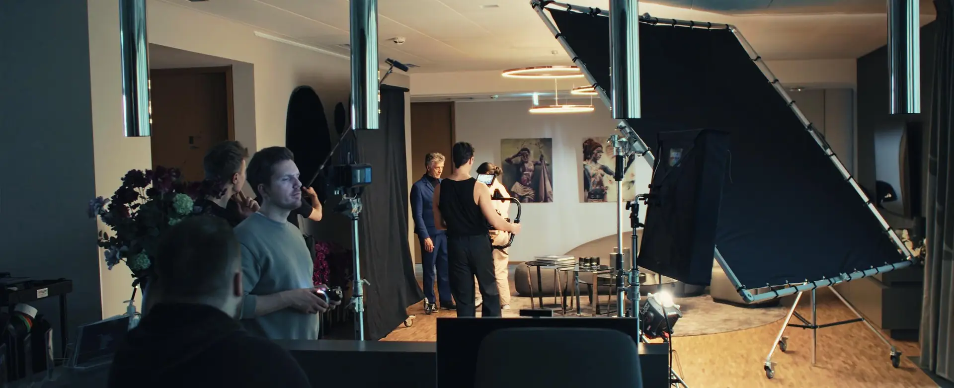 Filmproduktion mit Kamera und Lichttechnik für mehrere Videoformate aus einem Drehtag