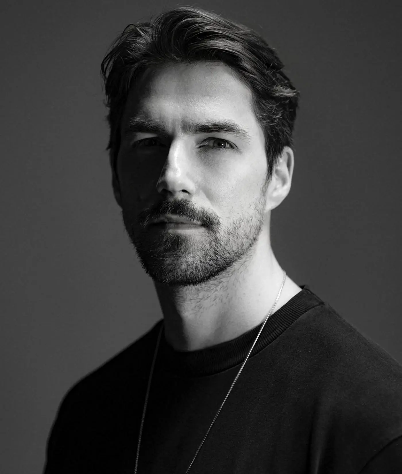 Schwarzweißportrait von Stephan Zeller, Gründer und Filmemacher bei Lichtzug