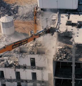 Bild von einem Rückbau mit Longfrontbagger von Ehlert & Söhne, Videoproduktion von Lichtzug