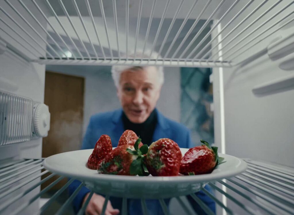 Szene aus einem Video Sales Letter mit Schauspieler Nick Wilder – Blick aus dem Kühlschrank auf verdorbene Erdbeeren als visuelle Metapher im Erklärvideo für Funnellab.