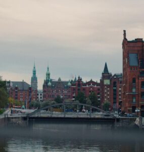 Videoproduktion von Lichtzug für Hamburg Wasser - Skyline der Hafencity in hamburg mit einer Brücke, Backsteinhäuser und wasser