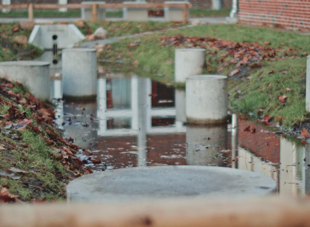 Regenwasserrückhaltung mit Sicht auf ein Entwässerungssystem – Szene aus einem Videocontent-Projekt für Hamburg Wasser zur Darstellung nachhaltiger Infrastruktur. Ideal für Content Erstellung im Bereich Wasserwirtschaft und Umwelttechnik.