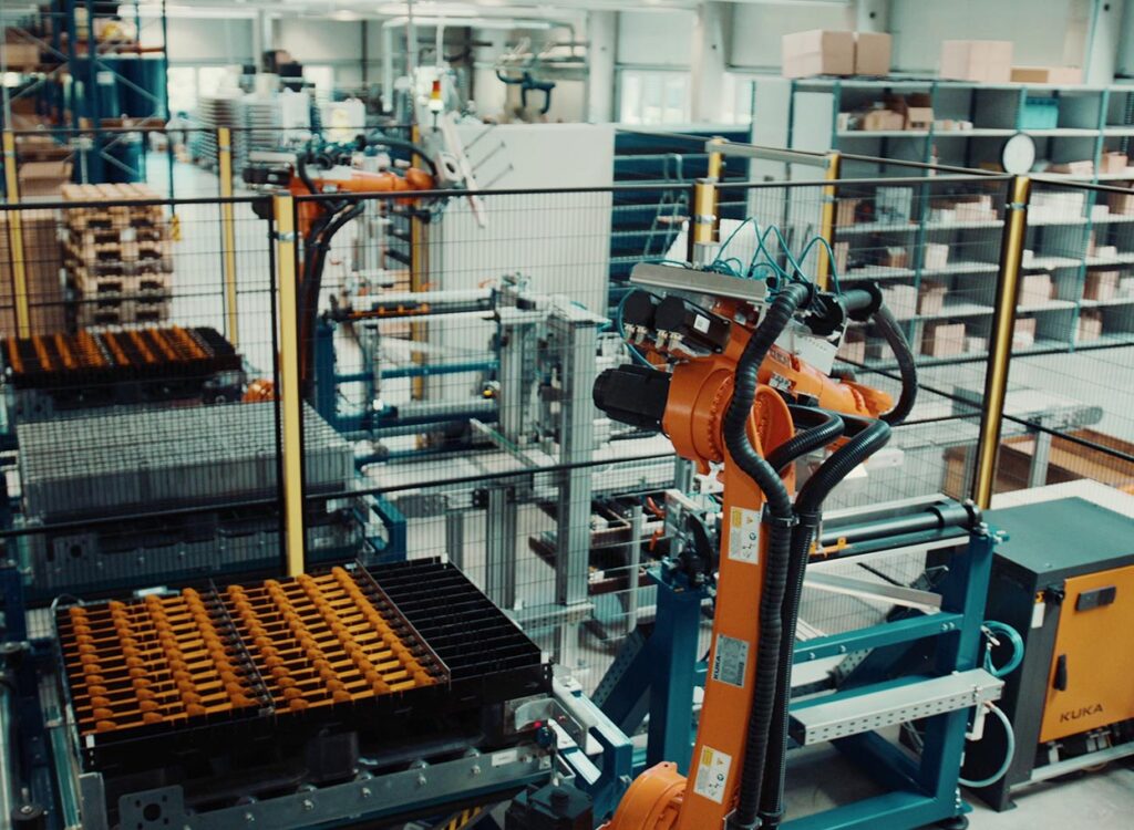 Industrieroboter im Einsatz bei DOYMA – Szene aus einem Social Media Video zur automatisierten Fertigung. Hochwertiger Video Content für Marketing, Vertrieb und Markenkommunikation.