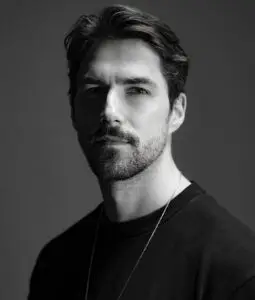 Portrait von Kameramann / DoP Stephan Zeller, der selbstsicher in die Kamera schaut.