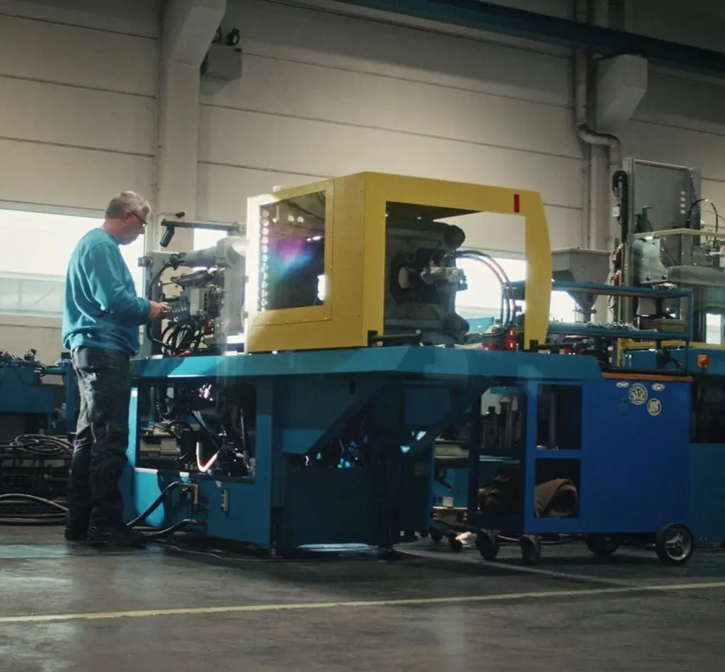 Techniker an einer industriellen Spritzgussmaschine – Szene aus einem Industrie Video zur technischen Produktkommunikation.