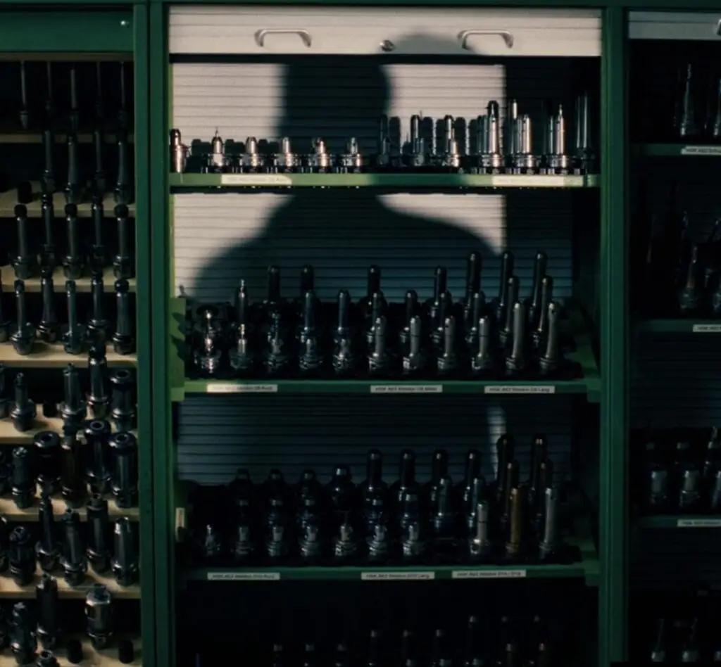 Schatten eines Mitarbeiter von Behrens auf einem CNC Maschinen Schrank, aus einer Imagefilm Produktion von Lichtzug aus Hamburg