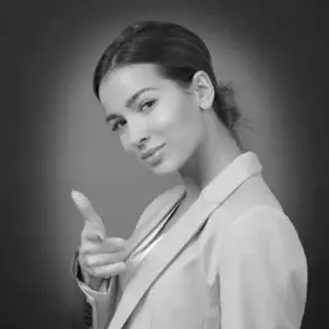 Portrait einer jungen Frau die selbstsicher in die Kamera schaut.