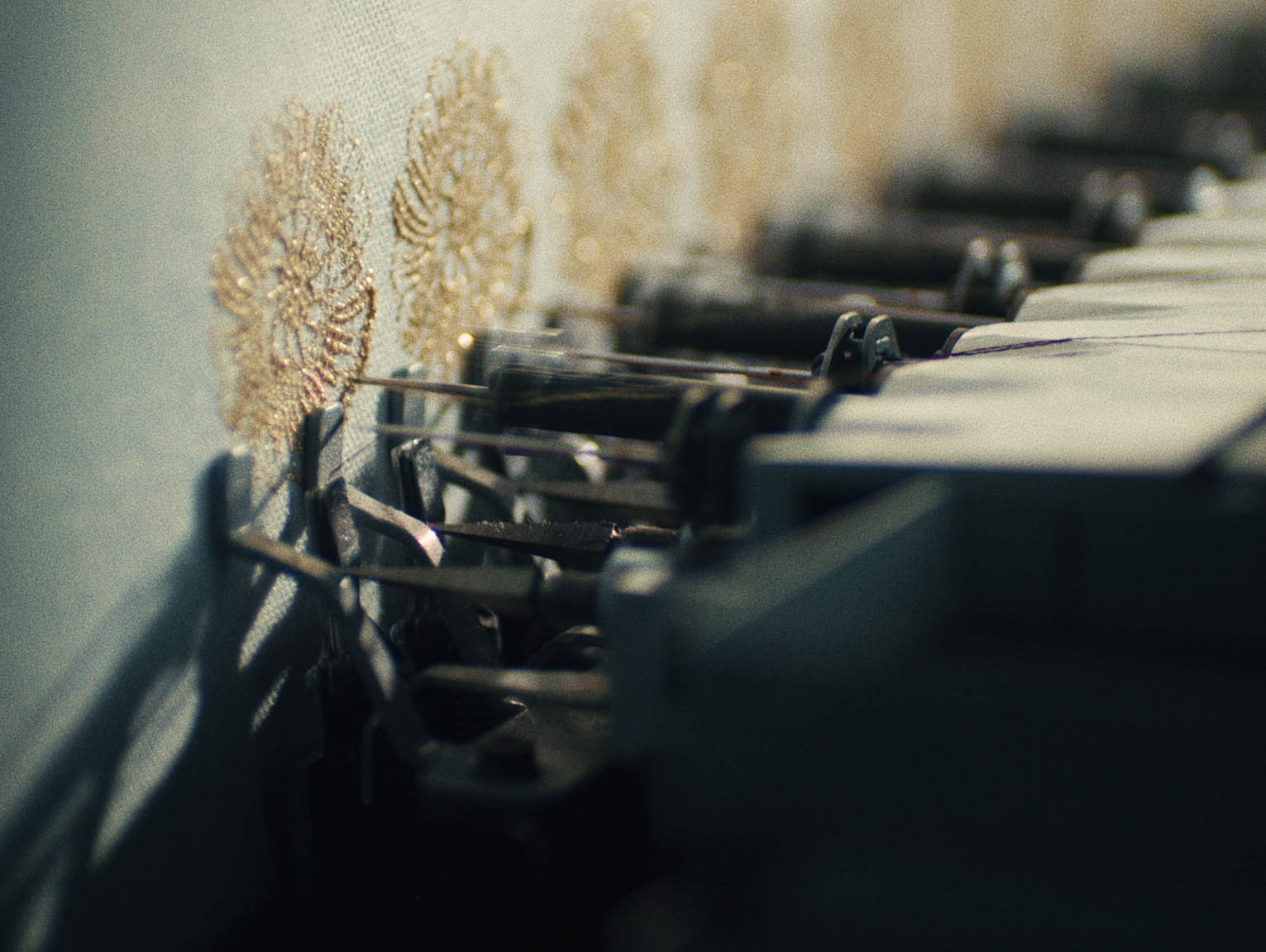 Detailaufnahme einer industriellen Stickmaschine in Aktion – visuelle Szene aus einem Unternehmensvideo für die Textiltechnik-Branche.